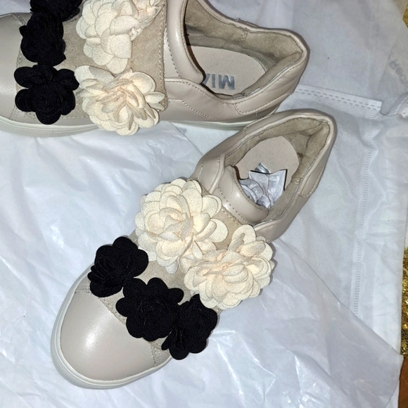 Mia Sneakers.  Cream with Black and White flower Design. Velcro top. Size 8.NWOT - Picture 2 of 7
